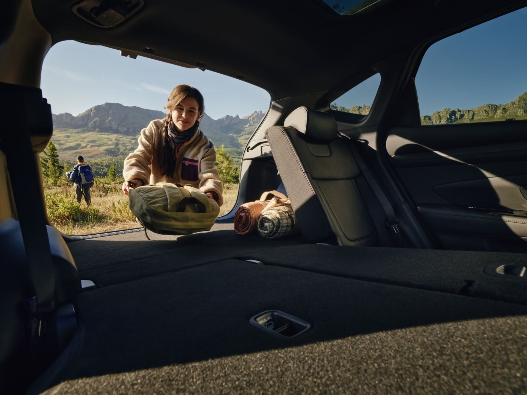 Hyundai Tucson Hybrid back